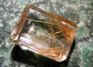 Cuarzo cristal de Roca con inclusiones de Rutilo Dorado. 